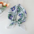Foulard triangulaire en coton à fleurs violettes et motifs zigzag verts - Losange Floral Bleu