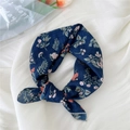 Foulard en coton et lin bleu marine à fleurs roses avec bordures finement cousues - 16B Ombre Fleurie Marine