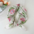 Foulard en coton et lin avec imprimé d'œillets roses et motifs ondulés verts - Losange Floral Rose