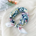 Bandana floral en lin blanc avec feuilles vertes et baies rouges, design à nœud torsadé - 21B Houx