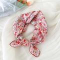 Foulard floral en coton et lin rouge et rose noué sur un support en tissu blanc doux - 14B Pêche Rouge