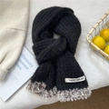 Detail of black knit scarf featuring faux fur trim and branded label in a cozy setting - 20cmx152cm / Black