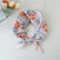Carré en coton et lin rose avec motifs floraux orange et vagues bleues noué avec style - Losange Floral Orange
