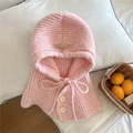 Detalle de bufanda con capucha de punto rosa con botones beige y etiqueta de cuero - Rosa