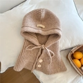 Detalle de bufanda con capucha de punto camel con etiqueta de cuero y botones decorativos - Camel