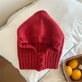 Détail d'une cagoule rouge en tricot avec texture de laine épaisse et boutons décoratifs - 23cm de Large * 35cm de Haut / Rouge