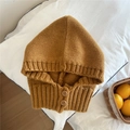 Détails de la maille et fermeture à bouton d'une cagoule jaune gingembre tricotée - 23cm de Large * 35cm de Haut / Jaune Gingembre