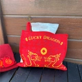 Detail van rode gebreide Lucky Dragon tissuebox-hoes met decoratieve muntpatronen - Rode Draak