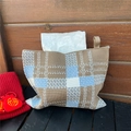 Detail van de gebreide tissuebox met bruin en blauw ruitpatroon en een handig ophanglusje - Blauw Geruit