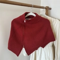 Detalle de chal de punto rojo con cremallera lateral asimétrica y diseño de cuello alto - Talla única / Rojo