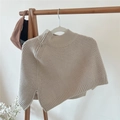 Dettaglio dello scialle in maglia color albicocca con collo alto e zip sulla spalla - Taglia unica / Beige
