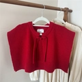 Detail eines roten Strickschal-Vests mit Rundhals und passenden Bindebändern - Rot