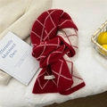 Dettaglio sciarpa in lana a scacchi bianchi e rossi con etichetta materiale 100% lana - Rosso Argyle