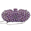 Dettaglio della borsa da sera viola con cristalli floreali e catena argentata - Violetto