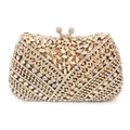 Dettaglio della borsa da sera con cristalli, chiusura a corona e gioielli a forma di V - Oro / Zirconia Bianca