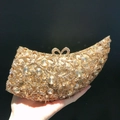 Dettaglio borsa da sera dorata con metallo traforato e strass di cristallo scintillanti - Oro / Strass Dorati