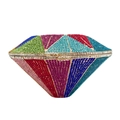 Détail macro de la pochette de soirée diamant avec motifs géométriques en cristal coloré - Or Multicolore