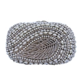 Detalle del elegante patrón de hojas de cristal y perlas en el bolso de noche - Perla Plateada