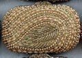 Dettaglio della pochette da sera con perle champagne e cristalli scintillanti - Oro
