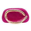 Détail d'une pochette de soirée fuchsia avec strass étincelants et poignée anneau dorée - Rose rouge
