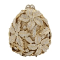 Macro-opname van champagne gouden clutch met 3D-bloempatronen en glinsterende kristallen - Goud / Witte Zirkonia
