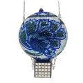 Detailansicht der kristallbesetzten Abendtasche im Heißluftballon-Design mit blauen Blumen - Blaues und weißes Porzellan-Heißluftballon-Stil