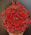 Gros plan sur une pochette de soirée rose rouge avec des pétales de cristal brillants - Style Rose Rouge (Matériel Gris Anthracite)