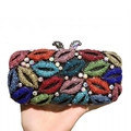 Detail der luxuriösen rechteckigen Clutch mit bunten Strass-Lippen und Silberverschlüssen - Schwarze Basis Buntes Lippenmuster