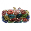 Detailansicht der bunten Kristall-Strasssteine im Lippenmuster auf der Abendhandtasche - Gold Basis Buntes Lippenmuster