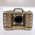 Dettaglio della lussuosa borsa a pochette a forma di macchina fotografica con strass - Caffè Dorato