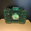 Vue détaillée d'une pochette de luxe en forme d'appareil photo sertie de cristaux verts - Vert