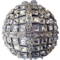 Dettaglio dei motivi geometrici in strass su una borsa da sera sferica color argento - Sfera di Cristallo / Argento