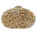 Détail de la pochette de soirée dorée avec fleurs en strass et diamants étincelants - Or / Zircone Blanche