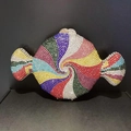 Detalle de bolso de fiesta con forma de caramelo y brillantes de colores en espiral - Arcoíris