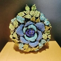 Elegante pochette floreale con strass sfumati blu e viola e petali di cristallo - Stile Rosa Orchidea Colorata Verde