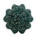 Primer plano de pétalos de cristal verde oscuro en un bolso de fiesta de lujo - Verde oscuro