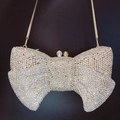 Funkelnde Kristall Abendtasche in Schleifenform mit Goldkette für Hochzeiten - Gold / Weißer Zirkonia