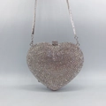 Elegante herzförmige Abendtasche mit funkelnden Kristall-Strasssteinen und silberner Kette - Silber