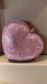 Detailansicht der herzförmigen Abendtasche mit rosa Strass und Goldverschluss - Rosa