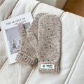 Detailed knit texture of warm oatmeal mittens with ribbed cuffs and fashion clover patch - Starry Green Flower Rice Gray