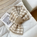 Dettaglio della sciarpa in maglia pied-de-poule con chiusura a incrocio kaki e bianco crema - Pied de Poule Kaki