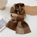 Dettaglio della morbida sciarpa scozzese marrone e beige con etichetta decorativa in tessuto - Quadri Marroni (1Y Marrone Quadri)
