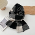 Dettaglio della sciarpa scozzese bianca e nera con etichetta in tessuto di lana morbida - Quadri Nero Grigio Bianco (2Y Nero Quadri)
