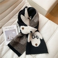 Dettaglio di sciarpa in maglia con motivo a cane e trama pied-de-poule su divano bianco - Motivo Cane Cartone Animato Nero (1Y八犬黑) / 25*185cm