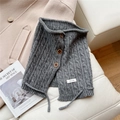 Detalle de calentador de cuello de punto trenzado gris con tres botones y cordón ajustable - Gris