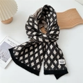 Details des Argyle-Strickschals in Schwarz-Weiß mit hochwertiger gewebter Textur - Einheitsgröße / Weiß & Schwarz Argyle