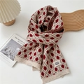Detailansicht des Rauten-Strickschals mit Rippbündchen und Markenlabel auf Weiß - Einheitsgröße / Rot & Beige Argyle