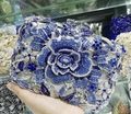 Exquisite Rosen Abendtasche mit blauen Kristallen und silbernem Finish in der Hand - Silberblau Mehrfarbig