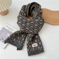 Nahaufnahme des dicken grauen Strickschals mit Rautenmuster und gewebtem Etikett - Einheitsgröße / Khaki & Grau Argyle