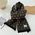 Détail d'écharpe en tricot à motifs losanges avec bords côtelés sur bureau blanc - Taille unique / Argyle Marron Et Noir